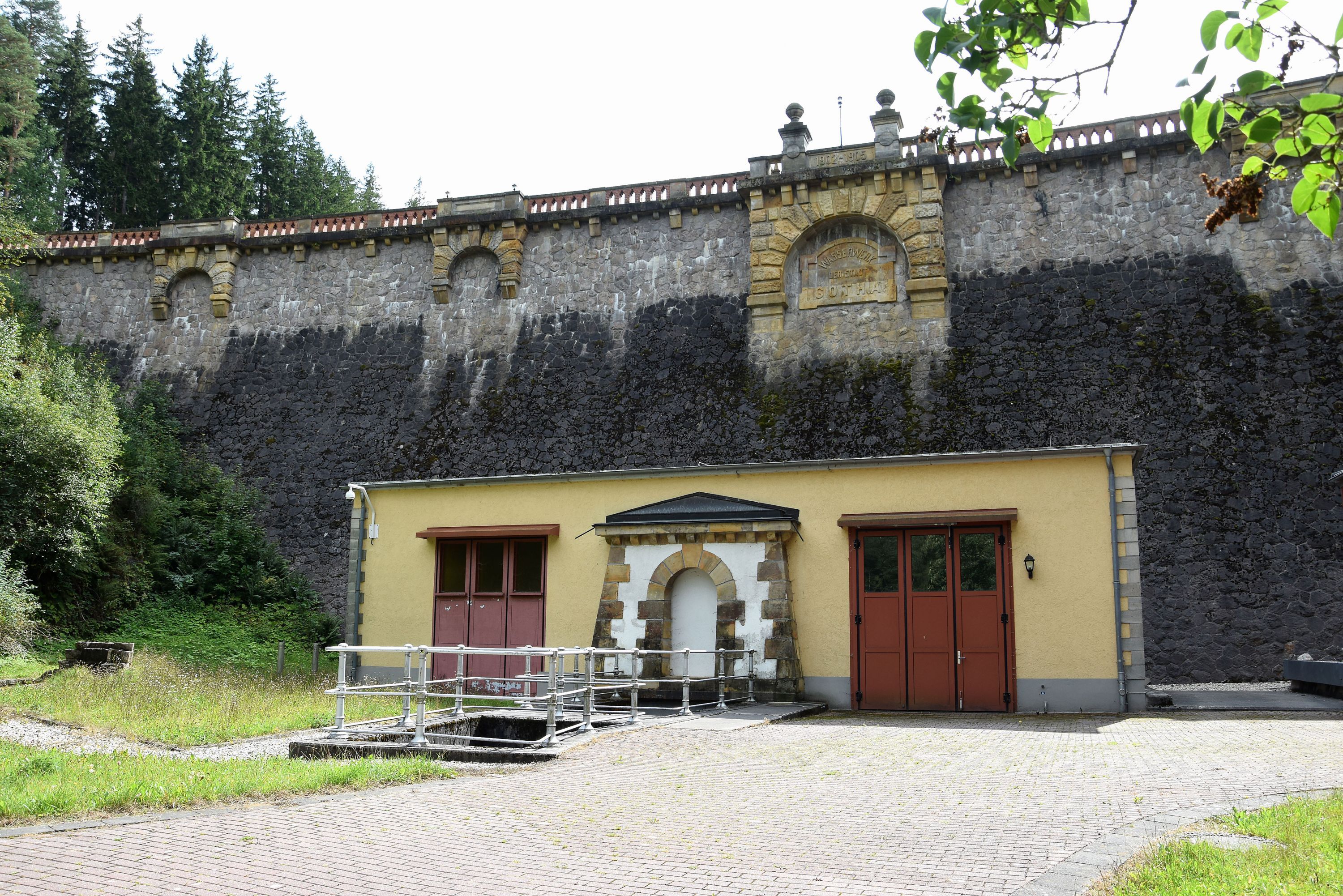 Luftseite der Staumauer der Talspüerre Tambach-Dietharz