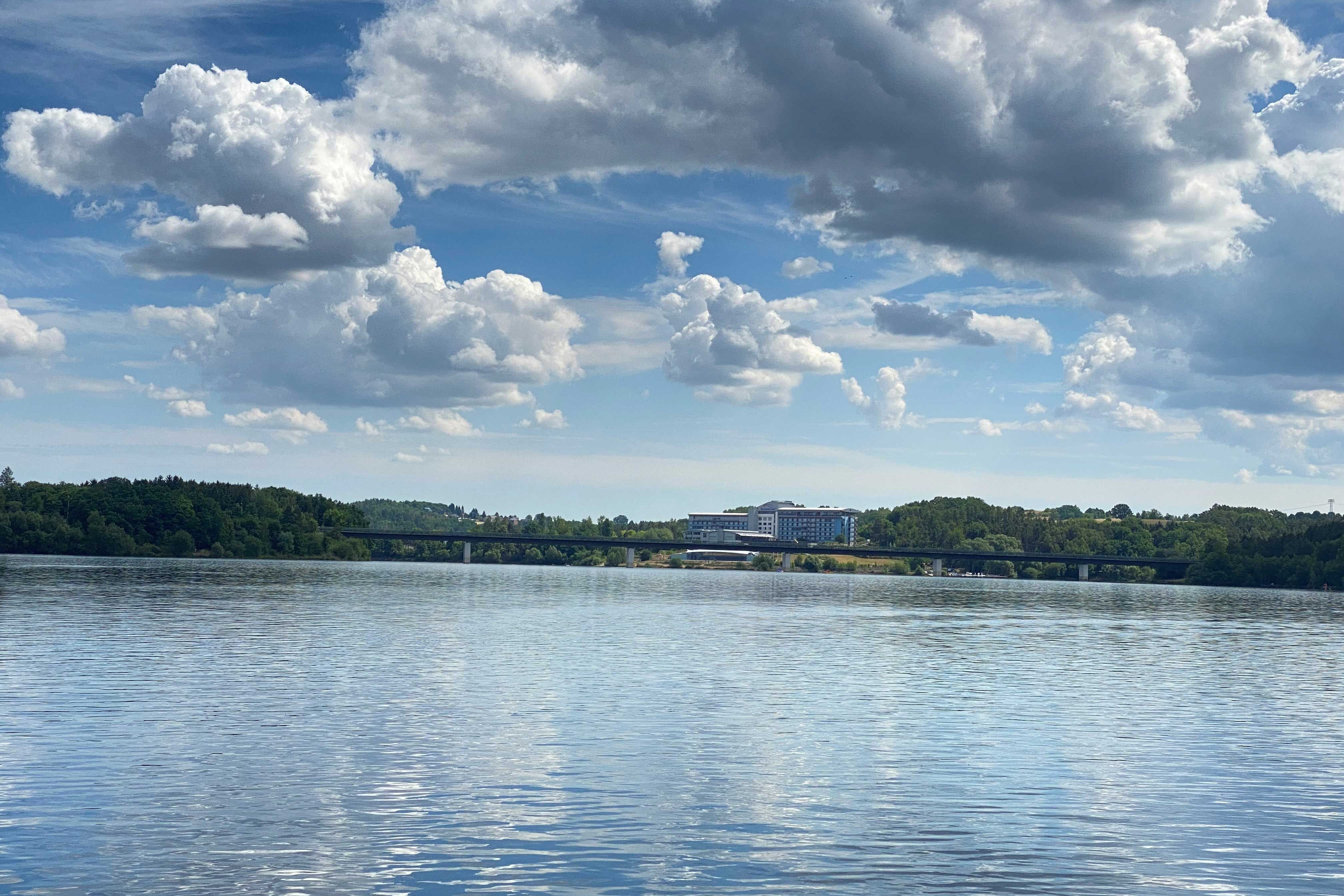 Blick auf den Stausee der Talsperre Zeulenroda mit BioSeehotel im Hintergrund