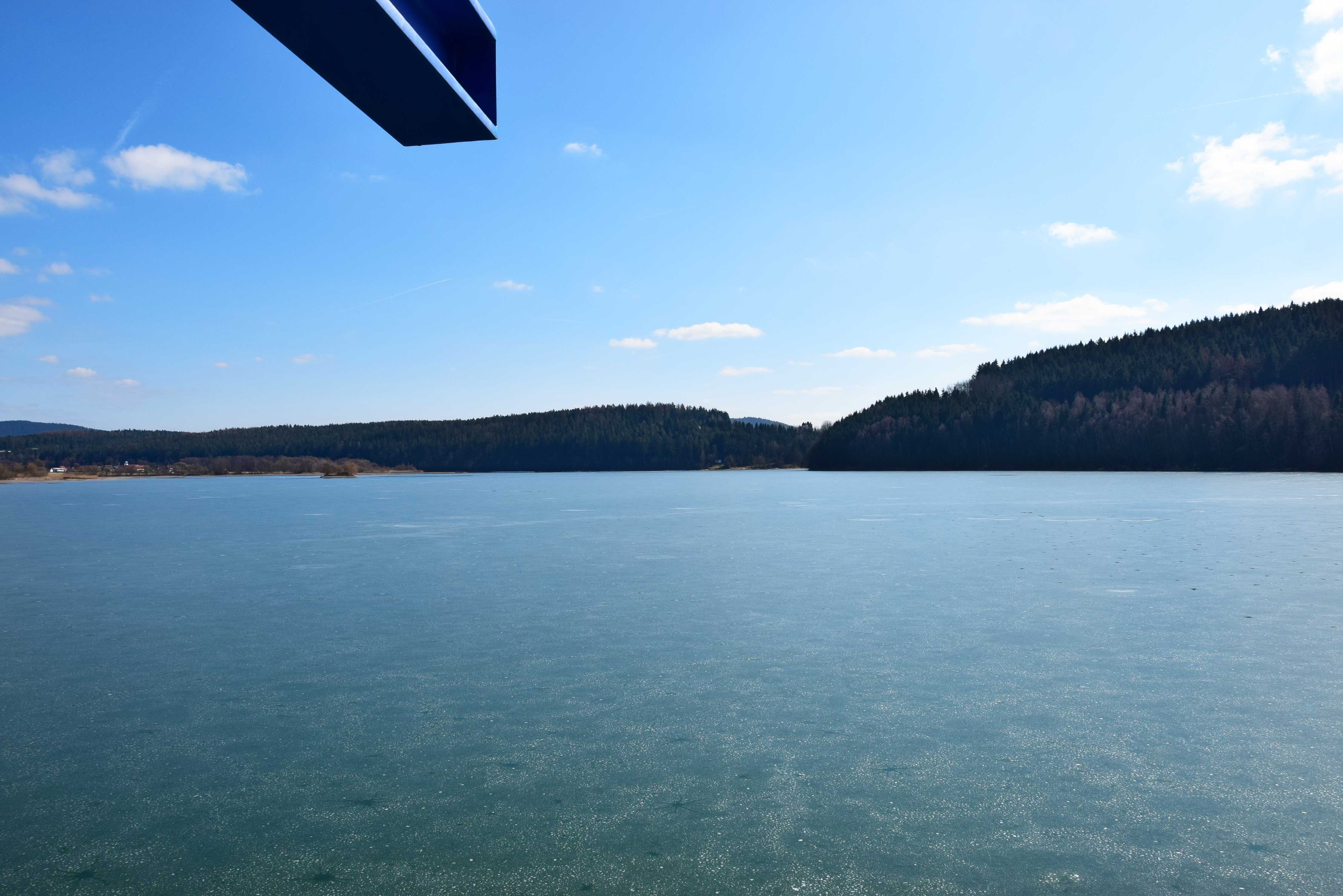 Stausee Ratscher, im Hintergrund ein Waldpanorama