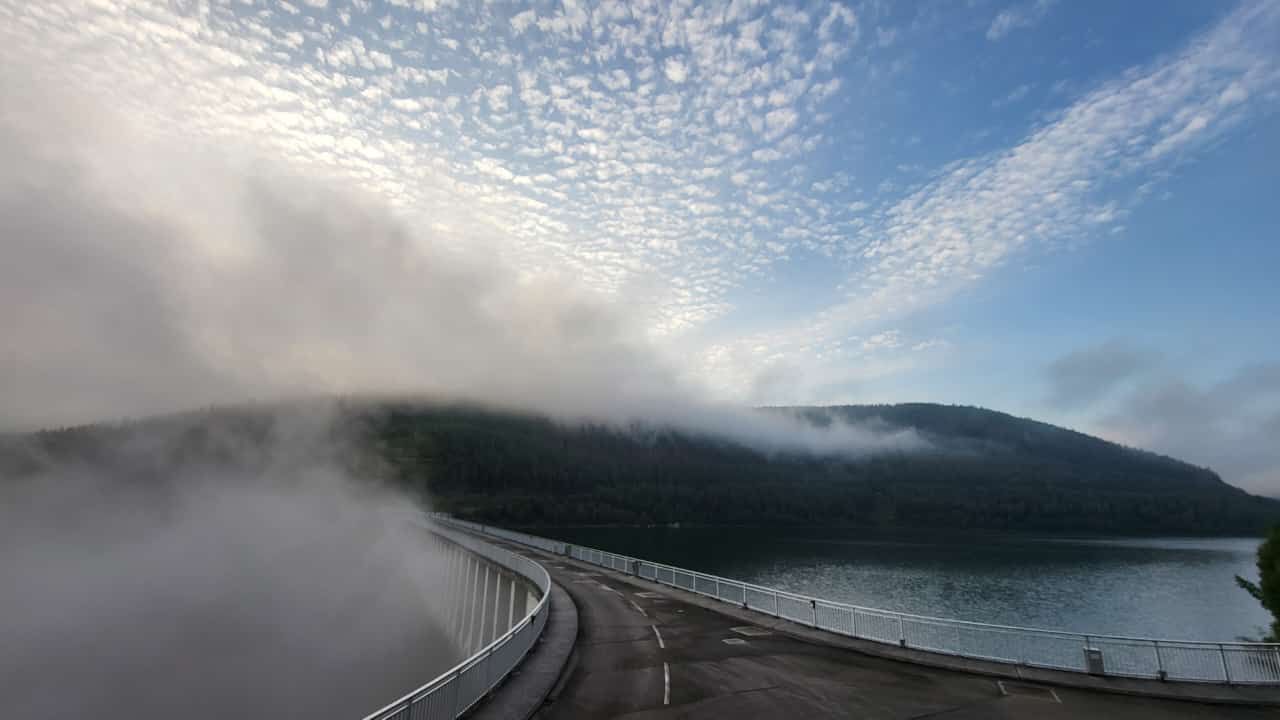 Naturschauspiel: Aufsteigender Nebel an der Talsperre Leibis/Lichte